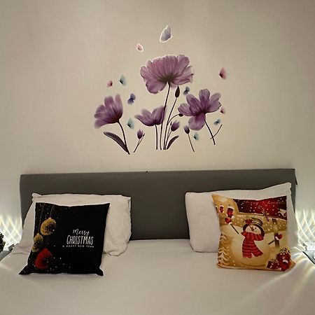 London 2 Bed 2 Bath Apartment Holiday Home - Free Parking - 3Min Walk To The Train Station - 19Min To London Liverpool Street 5Min To Victoria Line 1Gb Broadband Super Fast Internet Ground Floor 100S Of Shops Restaurants Bakeries 24-Hour Asda Superst Ngoại thất bức ảnh