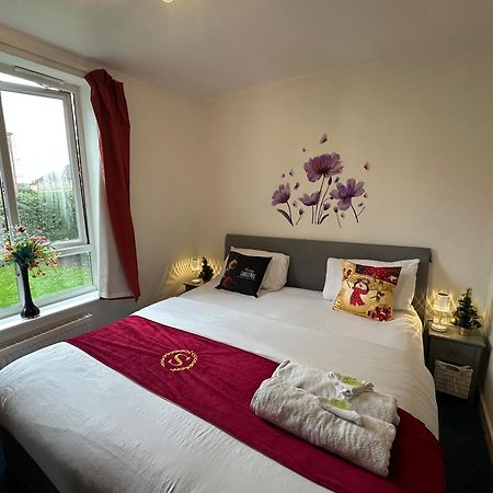 London 2 Bed 2 Bath Apartment Holiday Home - Free Parking - 3Min Walk To The Train Station - 19Min To London Liverpool Street 5Min To Victoria Line 1Gb Broadband Super Fast Internet Ground Floor 100S Of Shops Restaurants Bakeries 24-Hour Asda Superst Ngoại thất bức ảnh