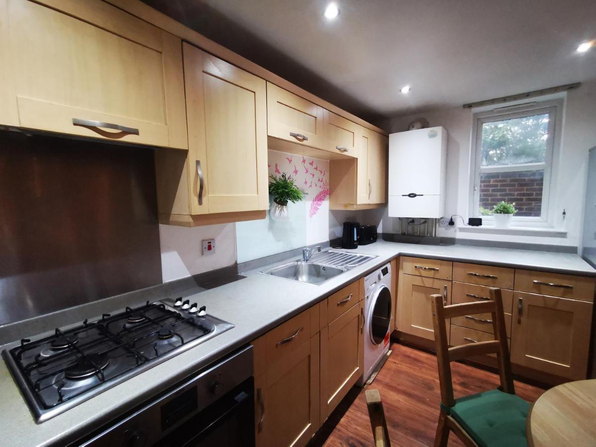 London 2 Bed 2 Bath Apartment Holiday Home - Free Parking - 3Min Walk To The Train Station - 19Min To London Liverpool Street 5Min To Victoria Line 1Gb Broadband Super Fast Internet Ground Floor 100S Of Shops Restaurants Bakeries 24-Hour Asda Superst Ngoại thất bức ảnh