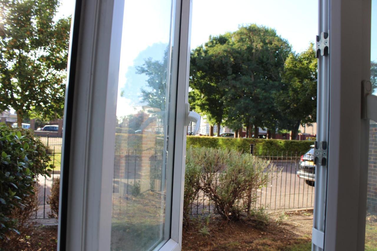 London 2 Bed 2 Bath Apartment Holiday Home - Free Parking - 3Min Walk To The Train Station - 19Min To London Liverpool Street 5Min To Victoria Line 1Gb Broadband Super Fast Internet Ground Floor 100S Of Shops Restaurants Bakeries 24-Hour Asda Superst Ngoại thất bức ảnh