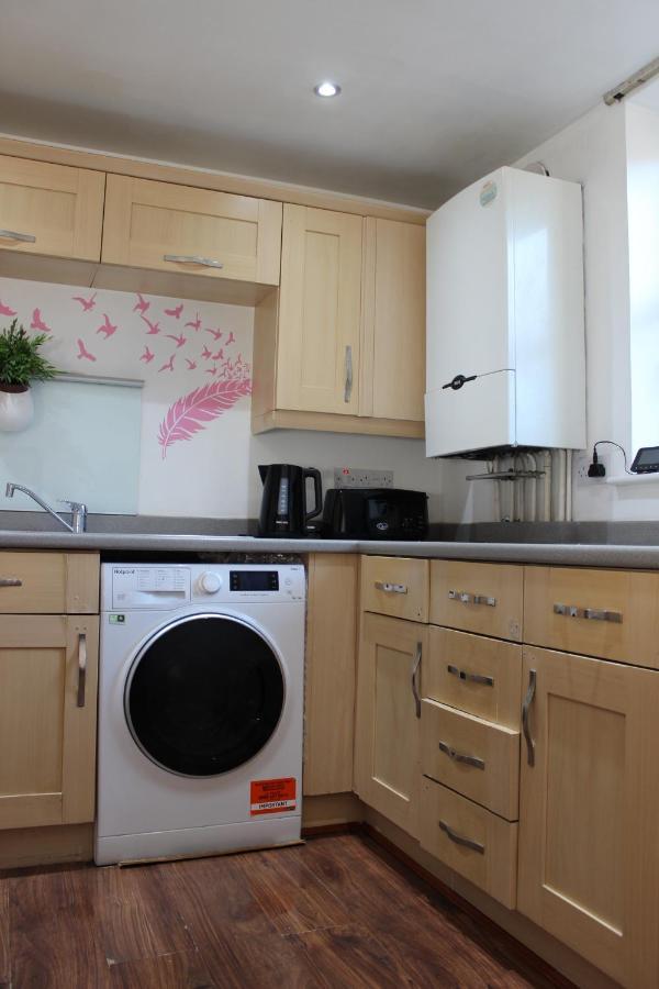 London 2 Bed 2 Bath Apartment Holiday Home - Free Parking - 3Min Walk To The Train Station - 19Min To London Liverpool Street 5Min To Victoria Line 1Gb Broadband Super Fast Internet Ground Floor 100S Of Shops Restaurants Bakeries 24-Hour Asda Superst Ngoại thất bức ảnh