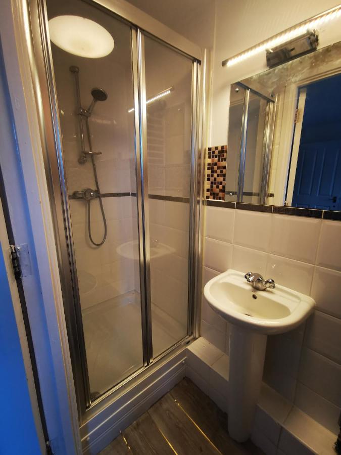 London 2 Bed 2 Bath Apartment Holiday Home - Free Parking - 3Min Walk To The Train Station - 19Min To London Liverpool Street 5Min To Victoria Line 1Gb Broadband Super Fast Internet Ground Floor 100S Of Shops Restaurants Bakeries 24-Hour Asda Superst Ngoại thất bức ảnh