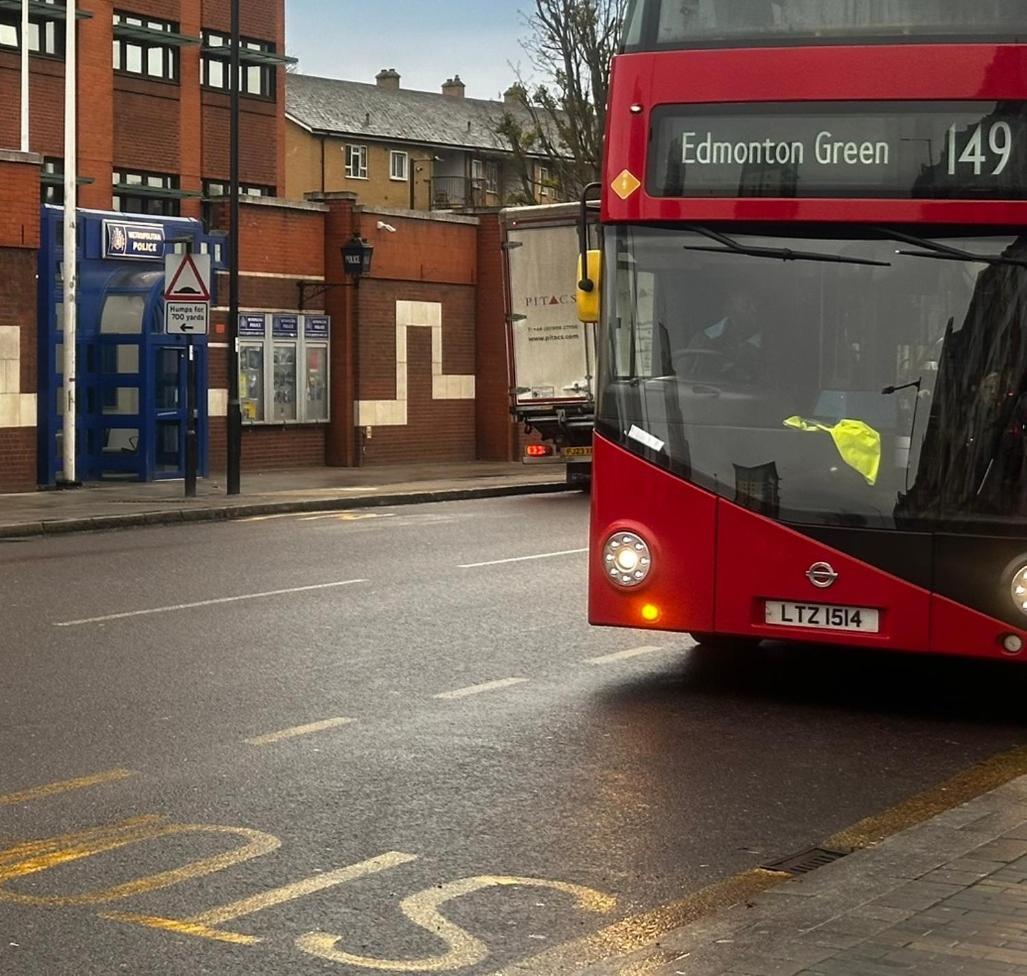 London 2 Bed 2 Bath Apartment Holiday Home - Free Parking - 3Min Walk To The Train Station - 19Min To London Liverpool Street 5Min To Victoria Line 1Gb Broadband Super Fast Internet Ground Floor 100S Of Shops Restaurants Bakeries 24-Hour Asda Superst Ngoại thất bức ảnh