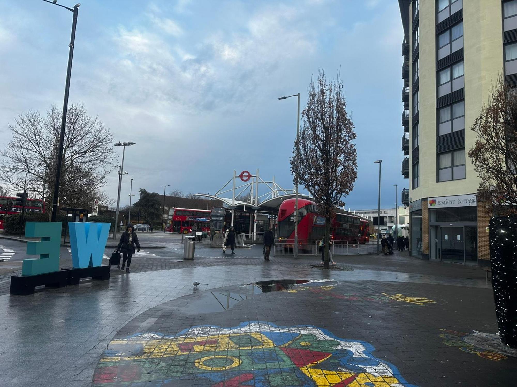 London 2 Bed 2 Bath Apartment Holiday Home - Free Parking - 3Min Walk To The Train Station - 19Min To London Liverpool Street 5Min To Victoria Line 1Gb Broadband Super Fast Internet Ground Floor 100S Of Shops Restaurants Bakeries 24-Hour Asda Superst Ngoại thất bức ảnh