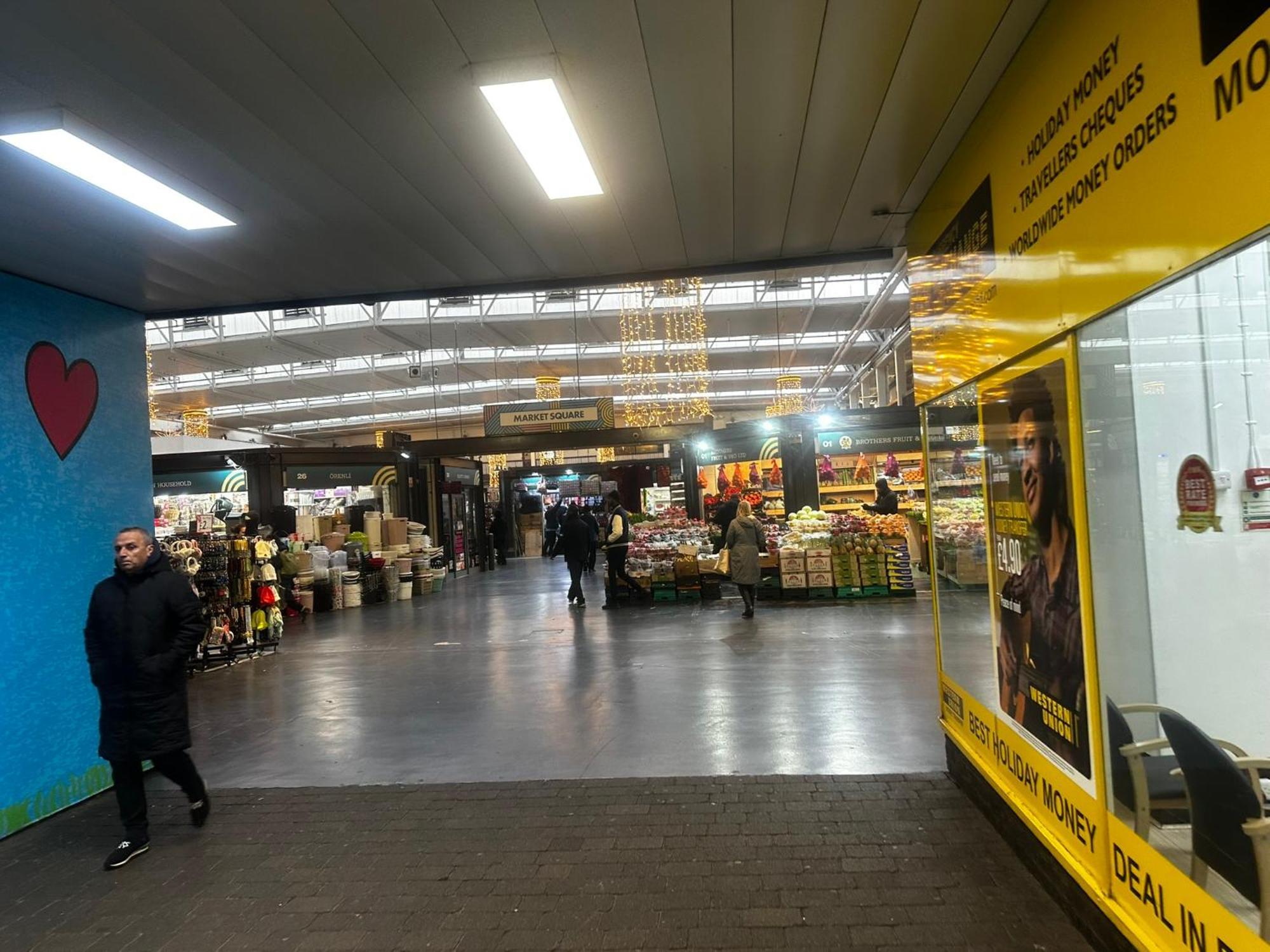 London 2 Bed 2 Bath Apartment Holiday Home - Free Parking - 3Min Walk To The Train Station - 19Min To London Liverpool Street 5Min To Victoria Line 1Gb Broadband Super Fast Internet Ground Floor 100S Of Shops Restaurants Bakeries 24-Hour Asda Superst Ngoại thất bức ảnh