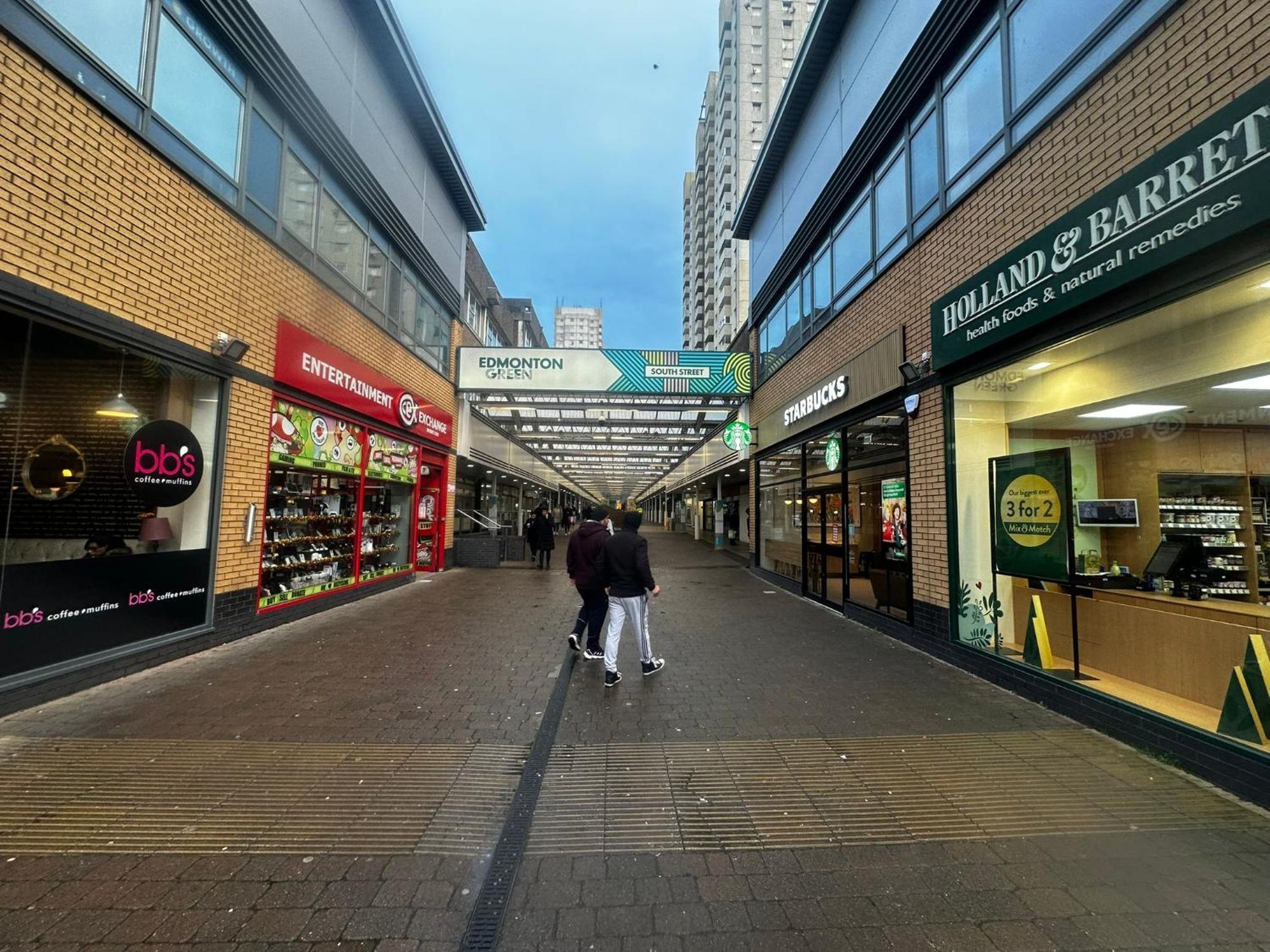 London 2 Bed 2 Bath Apartment Holiday Home - Free Parking - 3Min Walk To The Train Station - 19Min To London Liverpool Street 5Min To Victoria Line 1Gb Broadband Super Fast Internet Ground Floor 100S Of Shops Restaurants Bakeries 24-Hour Asda Superst Ngoại thất bức ảnh