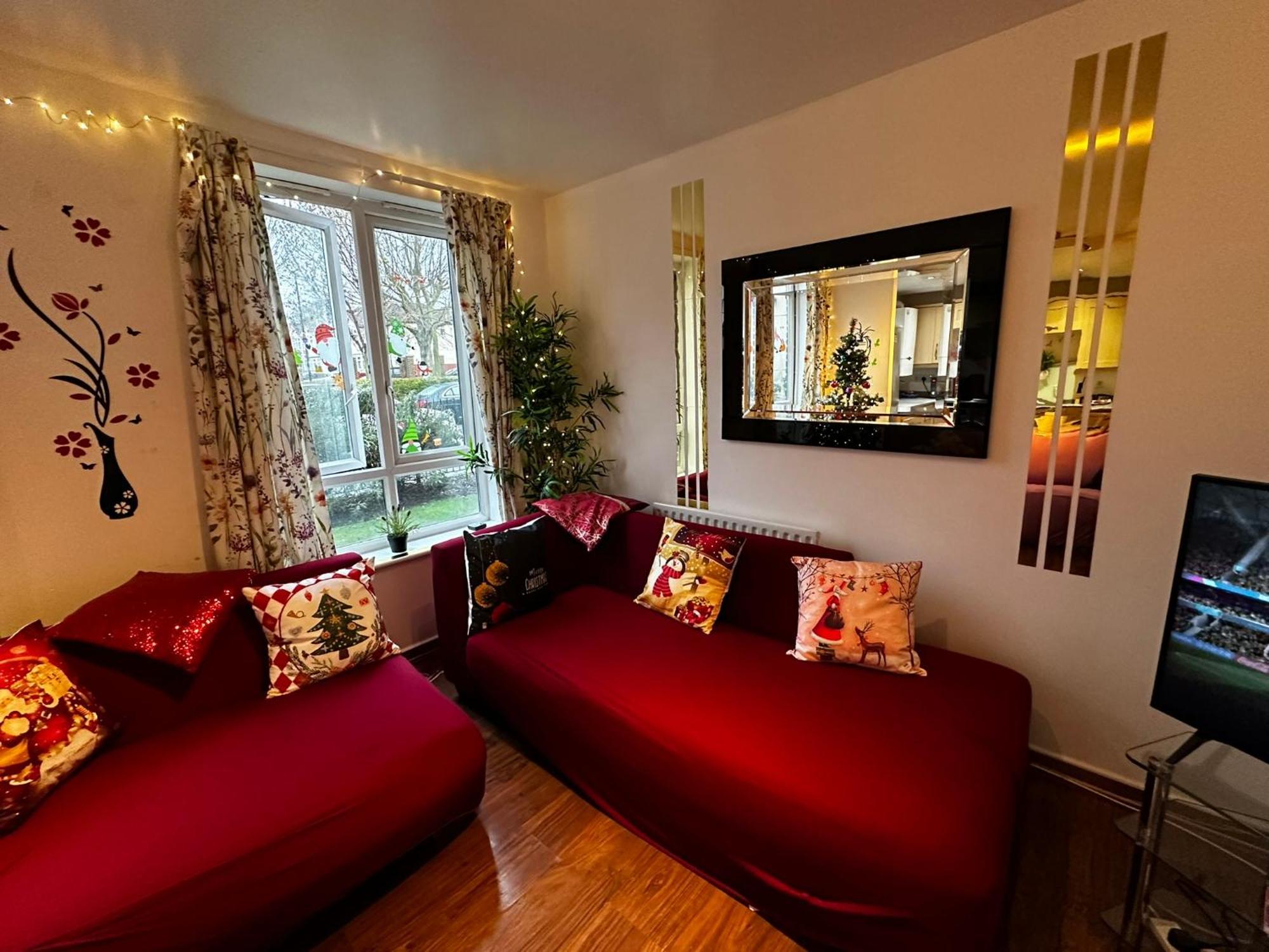 London 2 Bed 2 Bath Apartment Holiday Home - Free Parking - 3Min Walk To The Train Station - 19Min To London Liverpool Street 5Min To Victoria Line 1Gb Broadband Super Fast Internet Ground Floor 100S Of Shops Restaurants Bakeries 24-Hour Asda Superst Ngoại thất bức ảnh