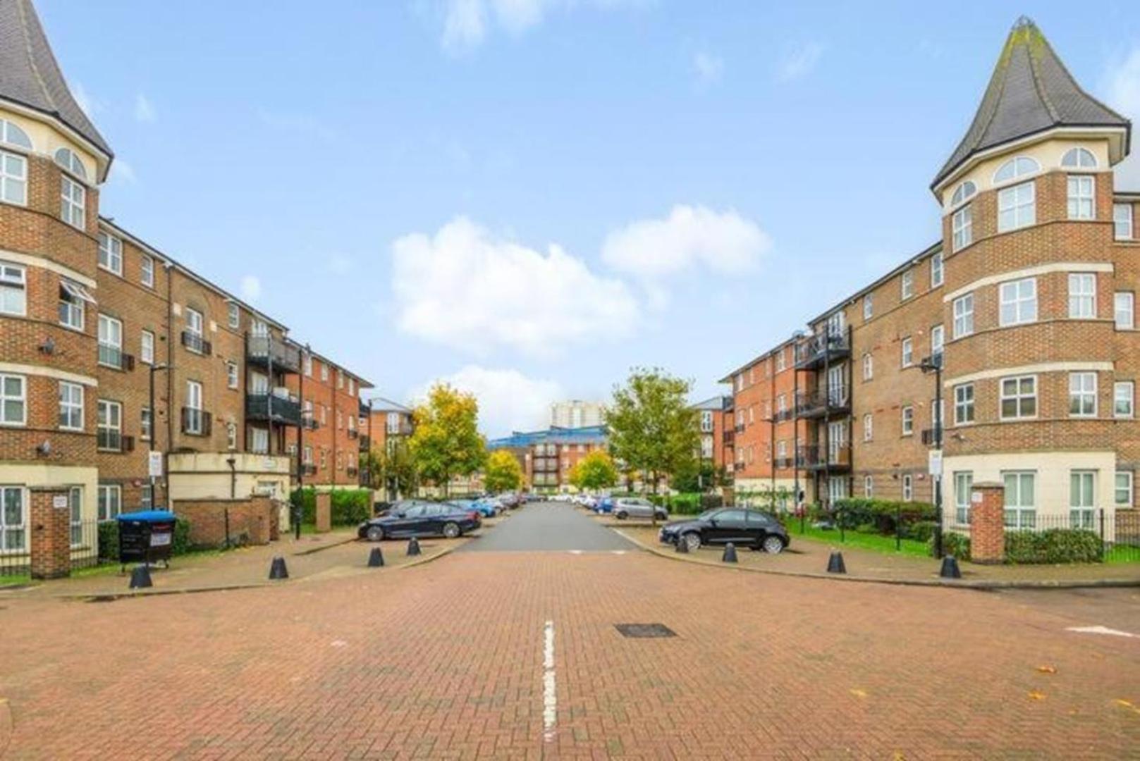 London 2 Bed 2 Bath Apartment Holiday Home - Free Parking - 3Min Walk To The Train Station - 19Min To London Liverpool Street 5Min To Victoria Line 1Gb Broadband Super Fast Internet Ground Floor 100S Of Shops Restaurants Bakeries 24-Hour Asda Superst Ngoại thất bức ảnh