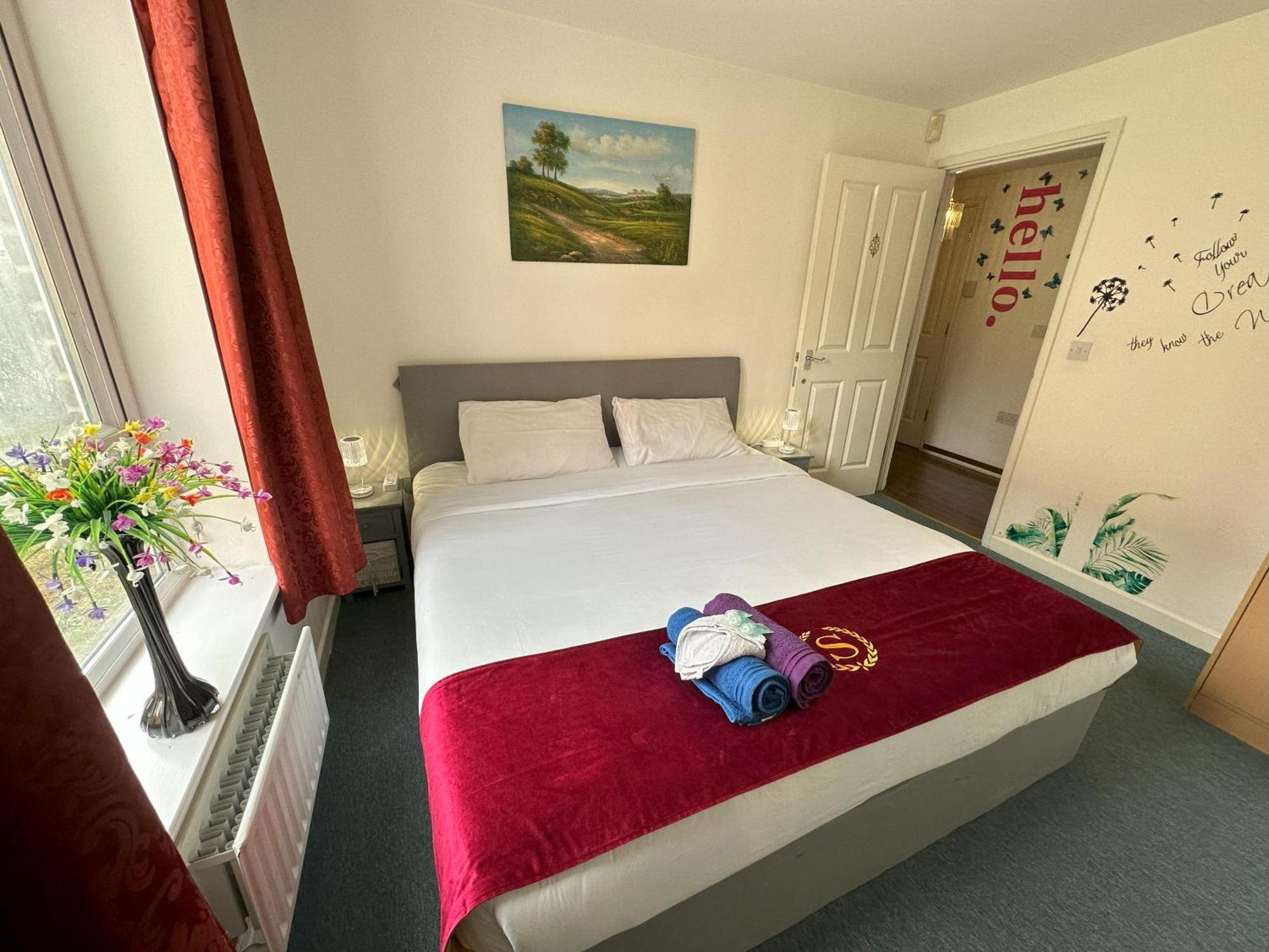London 2 Bed 2 Bath Apartment Holiday Home - Free Parking - 3Min Walk To The Train Station - 19Min To London Liverpool Street 5Min To Victoria Line 1Gb Broadband Super Fast Internet Ground Floor 100S Of Shops Restaurants Bakeries 24-Hour Asda Superst Ngoại thất bức ảnh