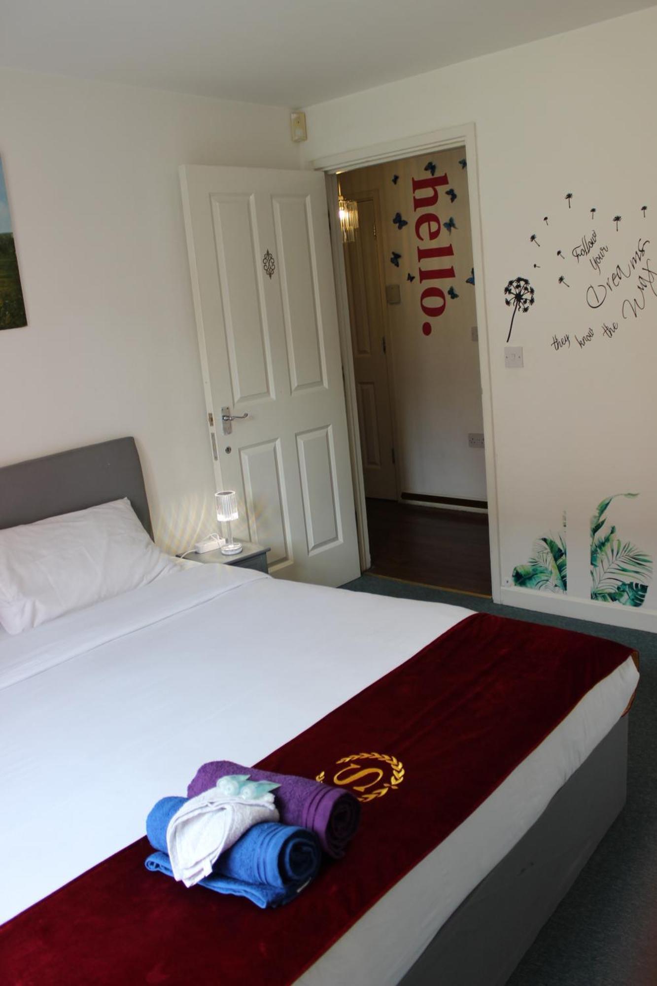 London 2 Bed 2 Bath Apartment Holiday Home - Free Parking - 3Min Walk To The Train Station - 19Min To London Liverpool Street 5Min To Victoria Line 1Gb Broadband Super Fast Internet Ground Floor 100S Of Shops Restaurants Bakeries 24-Hour Asda Superst Ngoại thất bức ảnh