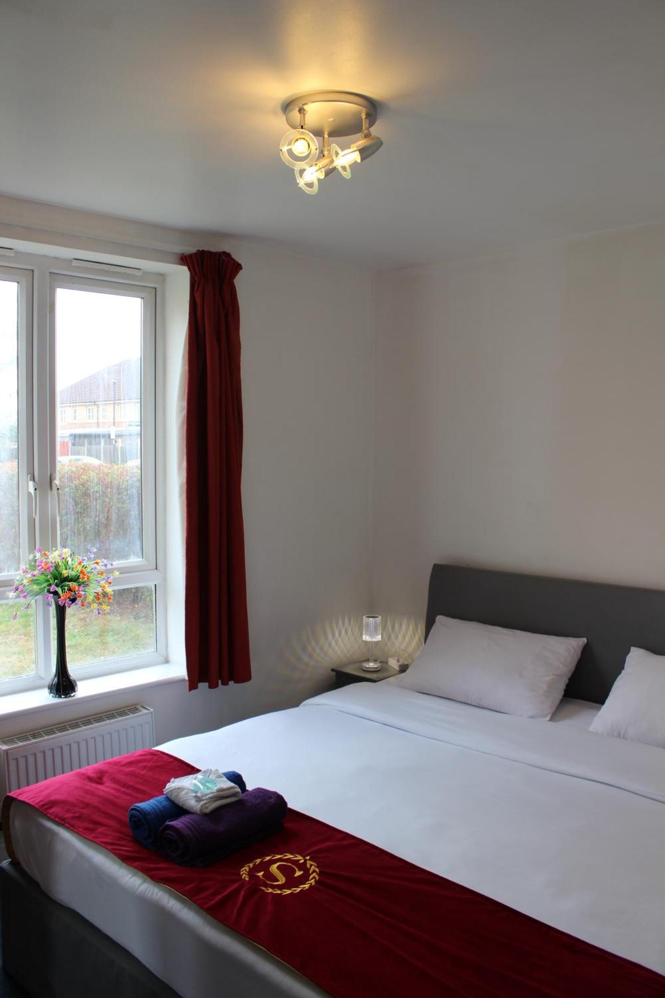 London 2 Bed 2 Bath Apartment Holiday Home - Free Parking - 3Min Walk To The Train Station - 19Min To London Liverpool Street 5Min To Victoria Line 1Gb Broadband Super Fast Internet Ground Floor 100S Of Shops Restaurants Bakeries 24-Hour Asda Superst Ngoại thất bức ảnh