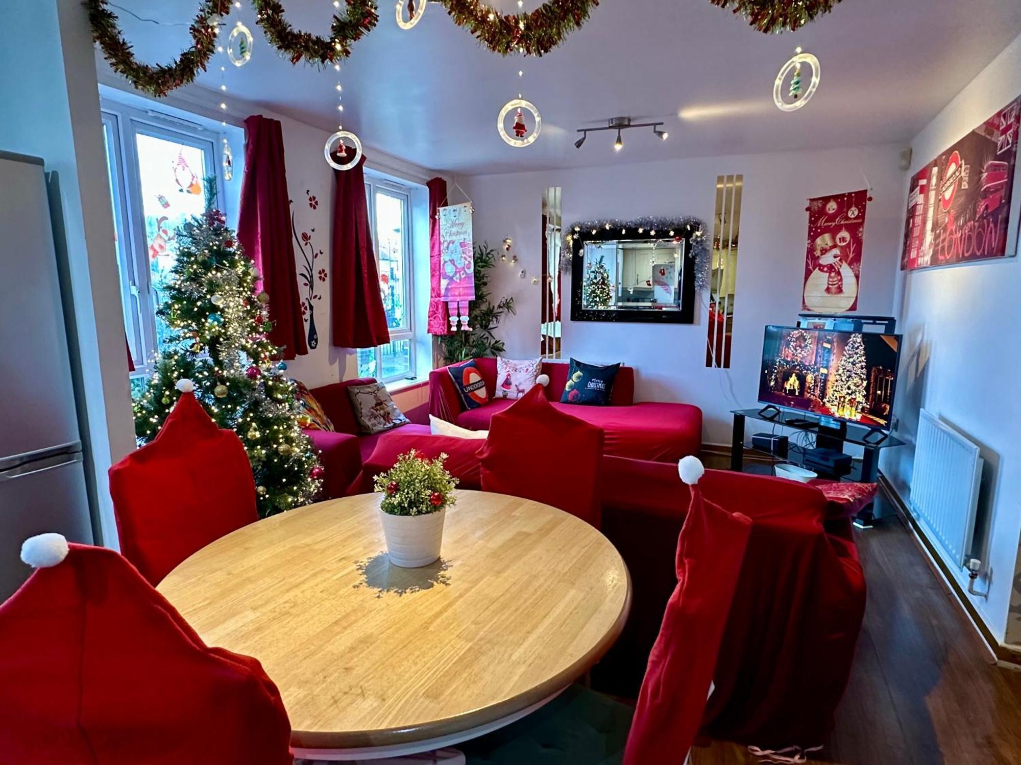 London 2 Bed 2 Bath Apartment Holiday Home - Free Parking - 3Min Walk To The Train Station - 19Min To London Liverpool Street 5Min To Victoria Line 1Gb Broadband Super Fast Internet Ground Floor 100S Of Shops Restaurants Bakeries 24-Hour Asda Superst Ngoại thất bức ảnh