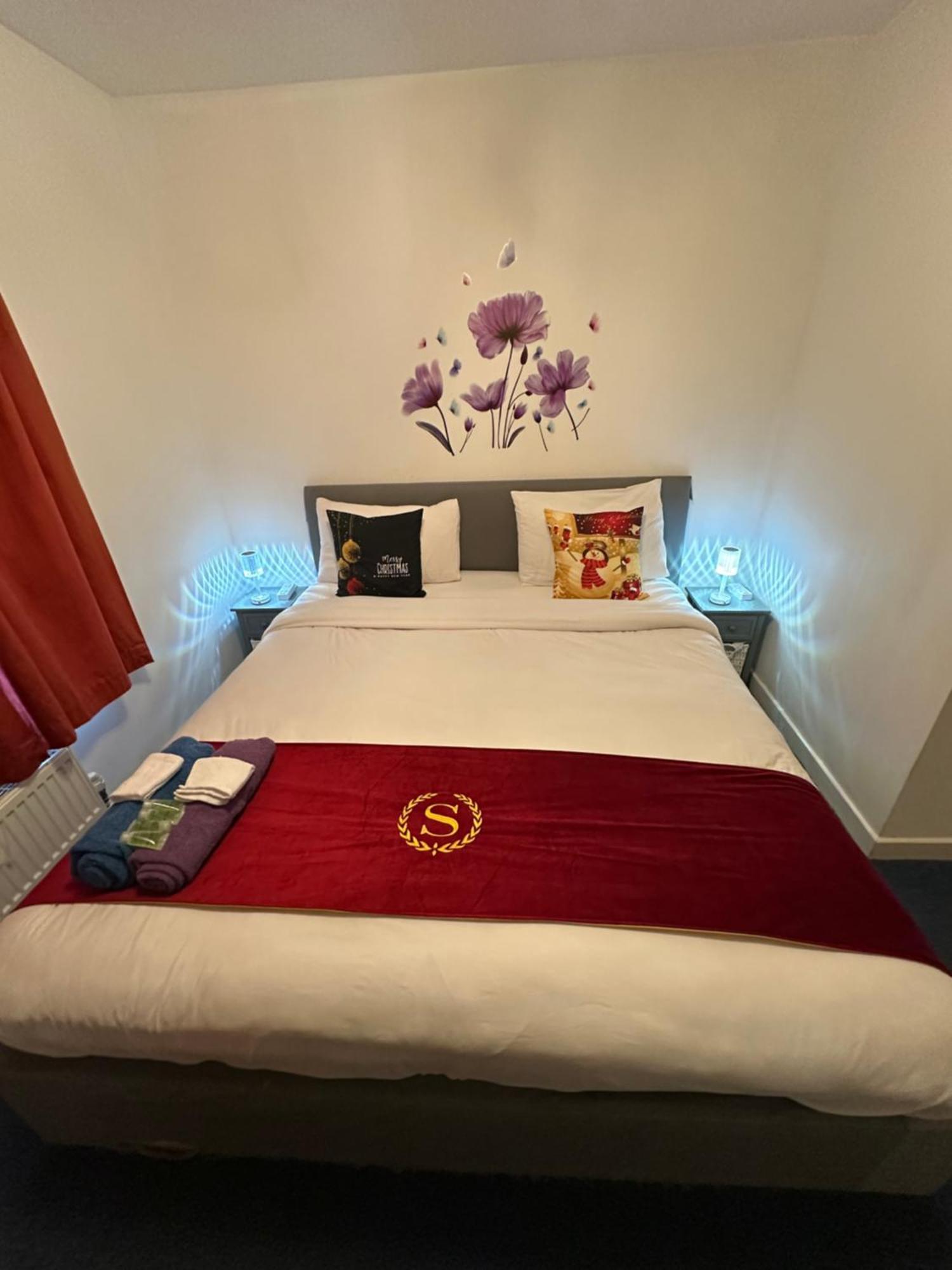 London 2 Bed 2 Bath Apartment Holiday Home - Free Parking - 3Min Walk To The Train Station - 19Min To London Liverpool Street 5Min To Victoria Line 1Gb Broadband Super Fast Internet Ground Floor 100S Of Shops Restaurants Bakeries 24-Hour Asda Superst Ngoại thất bức ảnh