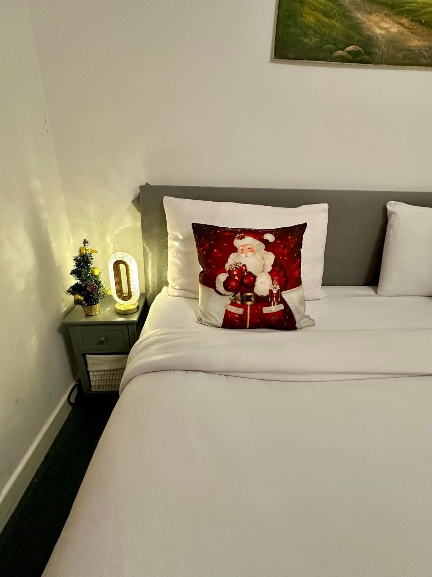 London 2 Bed 2 Bath Apartment Holiday Home - Free Parking - 3Min Walk To The Train Station - 19Min To London Liverpool Street 5Min To Victoria Line 1Gb Broadband Super Fast Internet Ground Floor 100S Of Shops Restaurants Bakeries 24-Hour Asda Superst Ngoại thất bức ảnh