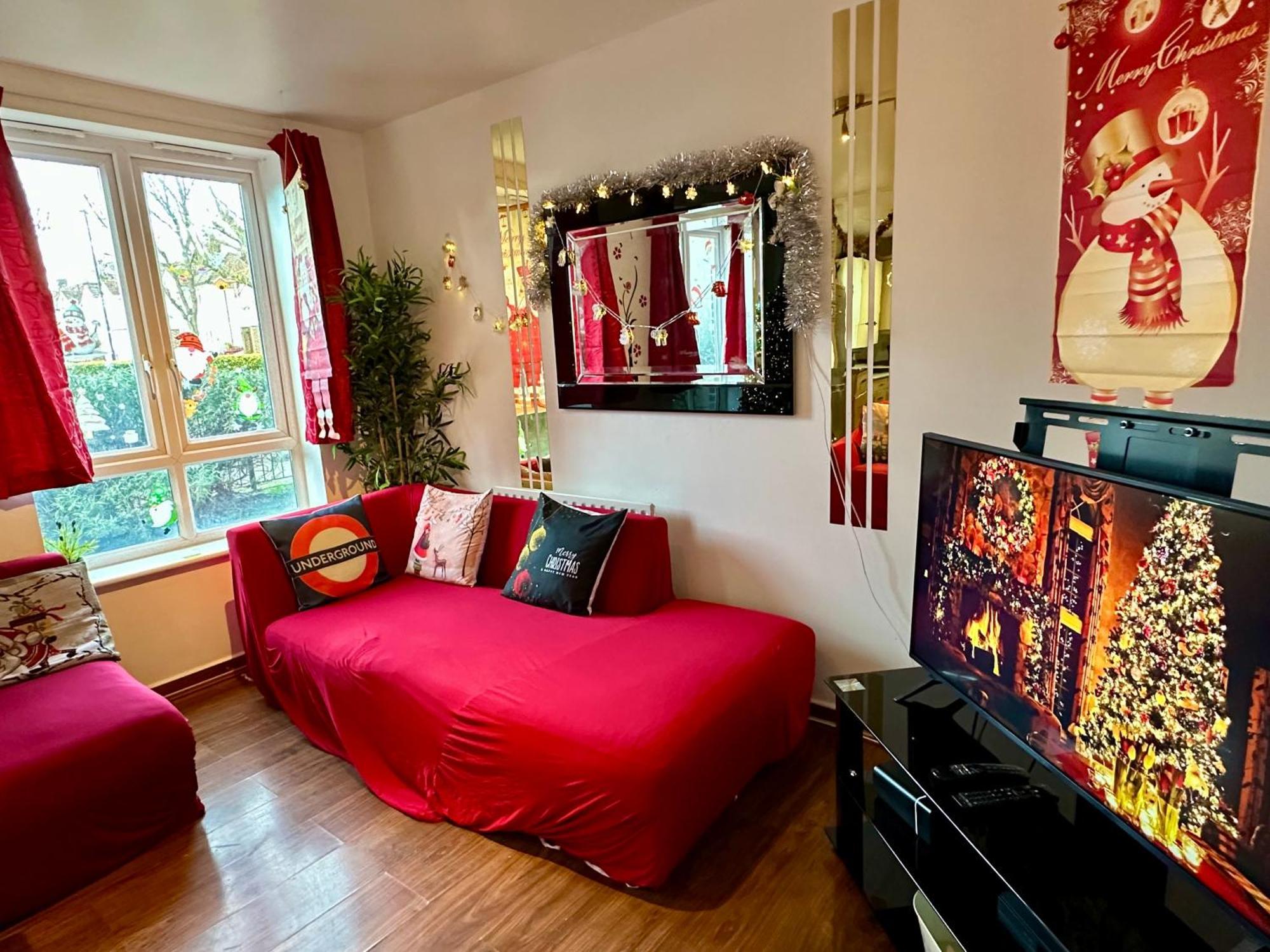 London 2 Bed 2 Bath Apartment Holiday Home - Free Parking - 3Min Walk To The Train Station - 19Min To London Liverpool Street 5Min To Victoria Line 1Gb Broadband Super Fast Internet Ground Floor 100S Of Shops Restaurants Bakeries 24-Hour Asda Superst Ngoại thất bức ảnh