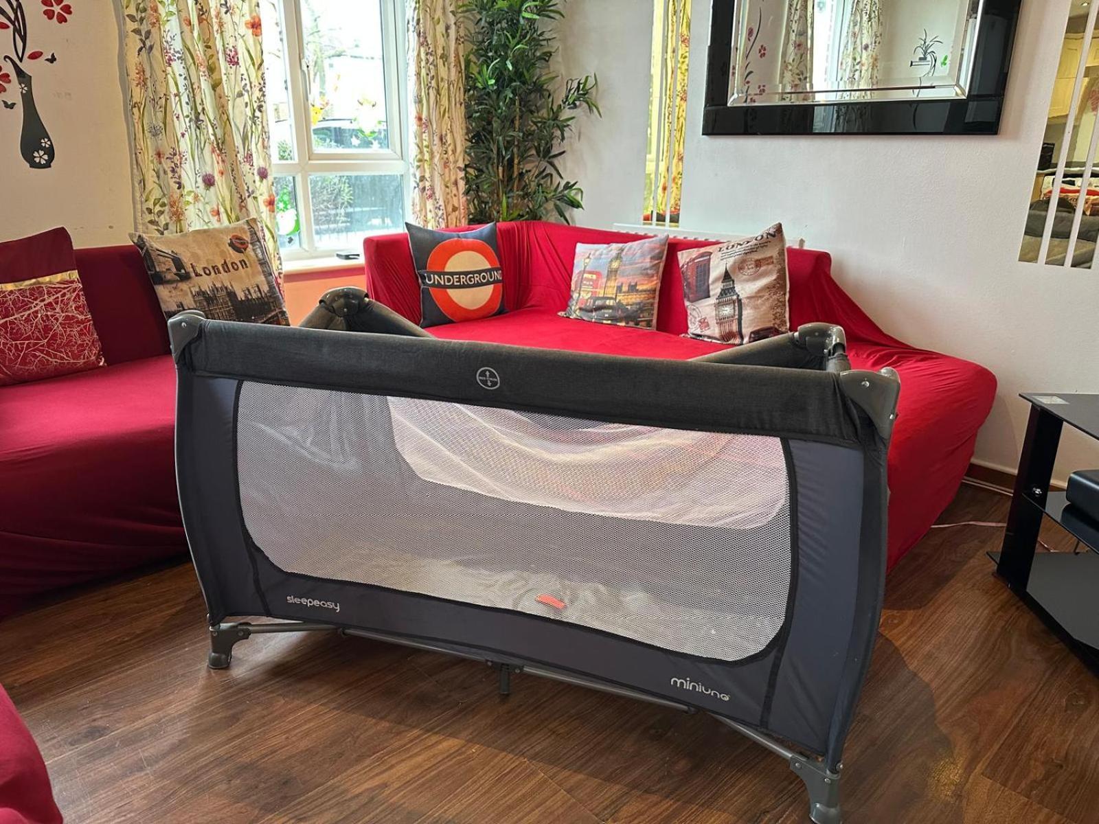 London 2 Bed 2 Bath Apartment Holiday Home - Free Parking - 3Min Walk To The Train Station - 19Min To London Liverpool Street 5Min To Victoria Line 1Gb Broadband Super Fast Internet Ground Floor 100S Of Shops Restaurants Bakeries 24-Hour Asda Superst Ngoại thất bức ảnh
